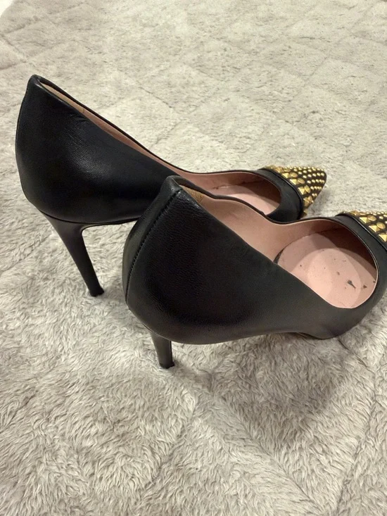 Gucci Black Leather Pointed Studded Pumps with Gold Accents - Picture 9 of 9